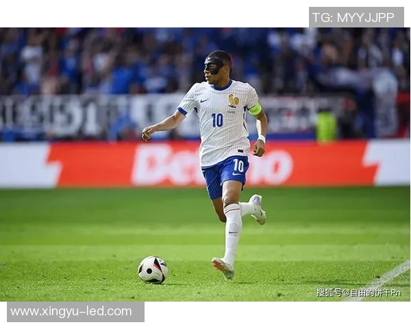 足球巨星之子萌态尽显,未来星途引发球迷热议