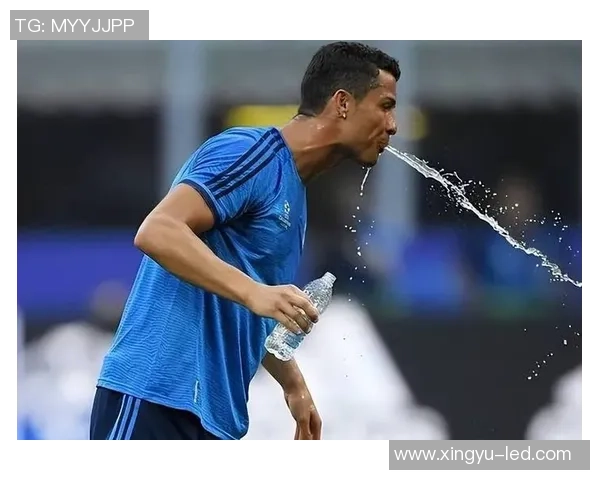 足球明星赛场喝水瞬间被捕捉展现轻松真实一面引发网友热议